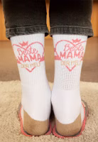 von hinten getragen fotografiert ein Paar weiße Sport-Socken mit rosa abgesetztem Bündchen sowie Zehenbereich und hellbraun abgesetztem Fersenbereich. Dazu im oberen Knöchelbereich rosa Streifen sowie ein Herz mit Beste Mama der Welt Schriftzug