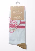 original zusammengeheftet ein Paar weiße Sport-Socken mit rosa abgesetztem Bündchen sowie Zehenbereich und hellbraun abgesetztem Fersenbereich. Dazu im oberen Knöchelbereich rosa Streifen sowie ein Herz mit bester Mama der Welt Schriftzug
