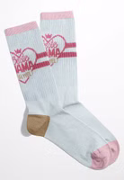 ein Paar weiße Sport-Socken mit rosa abgesetztem Bündchen sowie Zehenbereich und hellbraun abgesetztem Fersenbereich. Dazu im oberen Knöchelbereich rosa Streifen sowie ein Herz mit Beste Mama der Welt Schriftzug