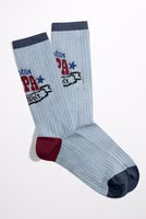 ein Paar hellgraue Sport-Socken mit dunkelgrau abgesetztem Bündchen sowie Zehenbereich und dunkelrot abgesetztem Fersenbereich. Dazu im oberen Knöchelbereich in blau und rot der Bester Papa der Welt Schriftzug