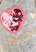 Nahaufnahme pinke Pailletten-Herzapplikation auf grauem Filz mit goldenem Herzchen und Herzallerliebst-Schriftzug
