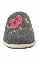 grauer Filzpantoffel von vorne mit pinker Pailletten-Herzapplikation, goldenes Herzchen und godenr Schriftzug Herzallerliebst, helle Einfassung