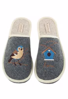 Adelheid Birdhome Pantoffel ✓ süßes Design✓ made in Portugal ✓ echter Wollfilz ein Paar graue Filzpantoffeln mit Vogel- und Häuschen-Stickerei in blau, beige und braun sowie heller Innensohle
