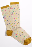 ein Paar cremefarbene Kunterbunt Socken mit bunten Punkten, uni senffarben abgesetztem Bündchen-, Fersen- und Zehenbereich sowie oberhalb des Knöchels dem bunten Schriftzug Kunterbunt