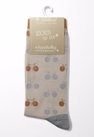 original zusammengeheftet ein Paar graubeigen Sportskanone Socken mit Fahrrad-Allover in grau und rostbraun. Dazu grau und rostbraun abgesetzte Bündchen, Fersen- und Zehenbereiche