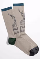 ein Paar graubeigen Platzhirsch Socken mit grauem Platzhirsch Motiv oberhalb vom Spann. Dazu blau, grau und dunkelgrün abgesetzte Bündchen, Fersen- und Zehenbereiche