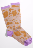 ein Paar beige Easy-Peasy-Socken mit gelben Motivelementen wie der Zitrone von Anna-Katharina Jansen und lila abgesetztem Bündchen-, Fersen- und Zehenbereich