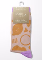original verpackt ein Paar beige Easy-Peasy-Socken mit gelben Motivelementen wie der Zitrone von Anna-Katharina Jansen und lila abgesetztem Bündchen-, Fersen- und Zehenbereich
