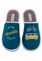 ein Paar Filzpantoffeln in petrol rechts mit dem Schriftzug in weiß und gelb "Let the adventure begin" und links die Stickerei eines Fahrrades und Bullies in gelb weiß. Außen hell eingefasst und innen hellbraune Innensohle