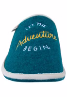 ein petrolfarbender Filzpantoffel von vorne mit dem Schriftzug "Let the adventure begin" in weiß und gelb, außen ist er hell eingefasst