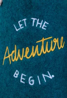 auf petrolfarbenden Filz der Schriftzug gestickt "Let the adventure begin" in weiß und gelb