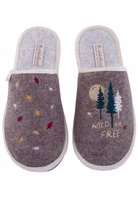 ein hellbraunes Paar Filzpantoffeln mit rechts gestickten Blättern in creme, gelb und rostrot sowie links eine cremegelbe Sonne, grüne Tannenbäume und der Schriftzug "wild and free"
