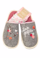 2er Set bestehend aus einem grauen Paar Glücksgefühle Filzpantoffeln mit Reh- und Blumen-Stickerei sowie einem Paar Glücksgefühle Socken mit buntem Blumen-Allover