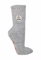 eine Glück ahoi Stricksocke in hellblau mit Ankerpatch am oberen Teil sowie mit hellbraunem Antirutsch-Kleeblattdruck auf der Sohle