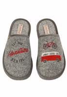 ein Paar graue Filzpantoffeln rechts mit dem Schriftzug in dunkelgrau und rot "Let the adventure begin" und links die Stickerei eines Fahrrades und Bullies in rot weiß. Außen grau eingefasst und innen hellgraue Innensohle