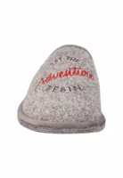 ein grauer, rechter Filzpantoffel von vorne mit dem gestickten Schriftzug " Let the adventures begin" in dunkelgrau und rot. Außen grau eingefasst.