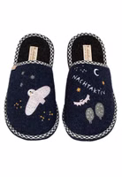 ein dunkelblaues Paar Filzpantoffeln mit der Stickerei einer rosa Eule, grauer Bäume, rosa Fledermaus, Mond und dem Schriftzug Nachtaktiv, vichy-karo-schwarze Einfassung, schwarze Innensohle