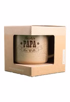 in einer Verpackung mit Sichtfenster hellbrauner Henkelbecher aus Porzellan mit dunkelbraunem Schriftzug "Bester Papa der Welt"