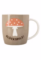grün-taupe farbene Henkeltasse aus Porzellan mit Fliegenpilz Motiv mit pastellorangem Hut und dem dunkelbraunen Schriftzug Glückspilz