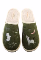 ein Paar grüne Filzpantoffel mit hübschen, hellen Stickereien eines Vogels rechts, dem Schriftzug "es ist nur einmal jetzt" und einem Einhorn links, dazu weitere kleine Stickdetails in rosa und lila, hellbeige Innensohle und cremefarbende Einfassung