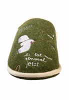 ein grüner Filzpantoffel mit heller Stickerei eines Vogels und Schriftzug "es ist nur einmal jetzt" sowie kleinen Stickdetails in rosa und lila, cremefarbende Einfassung