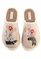 ein Paar hellbeige Filzpantoffeln mit Dackel in schwarz rechts und Zebra in schwarz links, drumherum bunte Luftballons mit den Buchstaben PARTY und ANIMAL, hellbraune Innensohle und cremefarbende Einfassung