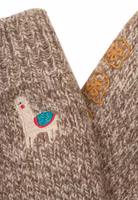 Detailbild der hellbraun melierten Weltenbummlerin Stricksocke mit süßer Lama-Stickerei unterhalb des Bündchens