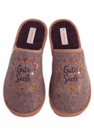 ein Paar hellbraune Filzpantoffeln mit dunkelbraunem "Gute Seele" Schriftzug und rundherum floralen Stickereien in warmen gelb und orange, dunkelbraune Innensohle und hellbraune Einfassung