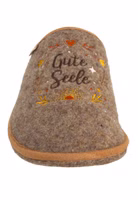 ein hellbrauner Filzpantoffel mit dunkelbraunem Schriftzug "Gute Seele" und rundherum kleine Stickereien in warmen Gelb- und Orangetönen, hellbraune Einfassung