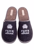 ein Paar schwarze Filzpantoffeln mit dem gestickten Schriftzug Feierabend sowie einem hellgrauen Sessel. Außen grau eingefasst und hellbraune Innensohle