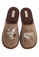 ein Paar hellbraune Filzpantoffeln mit der Stickerei von Handwerkuntensilien und dem Schriftzug Heimwerker in creme und dunkelbraun. Außen braun eingefasst und dunkelbraune Innensohle