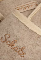 beiger Filzpantoffel von Adelheid mit Wunschnamen-Stickerei in goldbraun