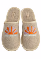 ein sandfarbenes Paar Filzpantoffel mit der STickerei einer aufgehenden Sonne in orange und lila, darunter der Schriftzug in weiß Sonnenschein. Außen hellbeige eingefasst