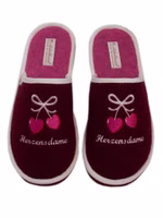 ein weinrotes Paar Filzpantoffeln mit herzförmiger Kirschstickerei und weißen Schleifen, heller Schriftzug "Herzensdame", pinke Inne sohle und helle Einfassung