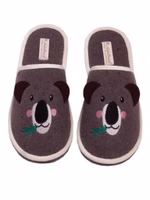 ein braun-graues Paar Filzpantoffeln mit süßer Koalagesicht-Stickerei mit Eukalyptuszweig im Mund und dunkelbraunen, applizierten Filzöhrchen, cremefarbende Einfassung
