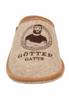 von vorne ein hellbrauner Filzpantoffel mit dunkelbrauner Stickerei eines Mannes und dem Schriftzug Göttergatte. Außen hellbraun eingefasst