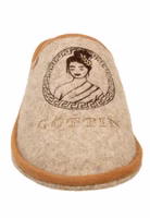 von vorne ein hellbrauner Filzpantoffel mit dunkelbrauner Stickerei einer Göttin sowie ein goldener Schriftzug Göttin, außen hellbraun eingefasst