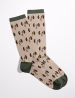 ein Paar beige Treuer Freund Socken mit Hundegesicht-Allover sowie abgesetzte Bündchen, Fersen- und Zehenbereiche in grün