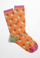 ein Paar apricotfarbene Verrücktes Huhn Socken mit buntem Huhn-Allover sowie abgesetzte Bündchen, Fersen- und Zehenbereiche in pink, pastellgrün und rosa