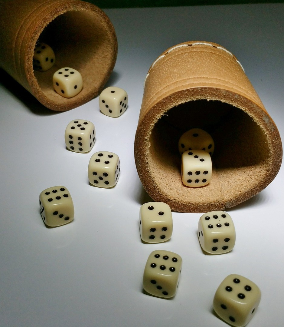 Würfelbecher und Knobelbecher günstig kaufen