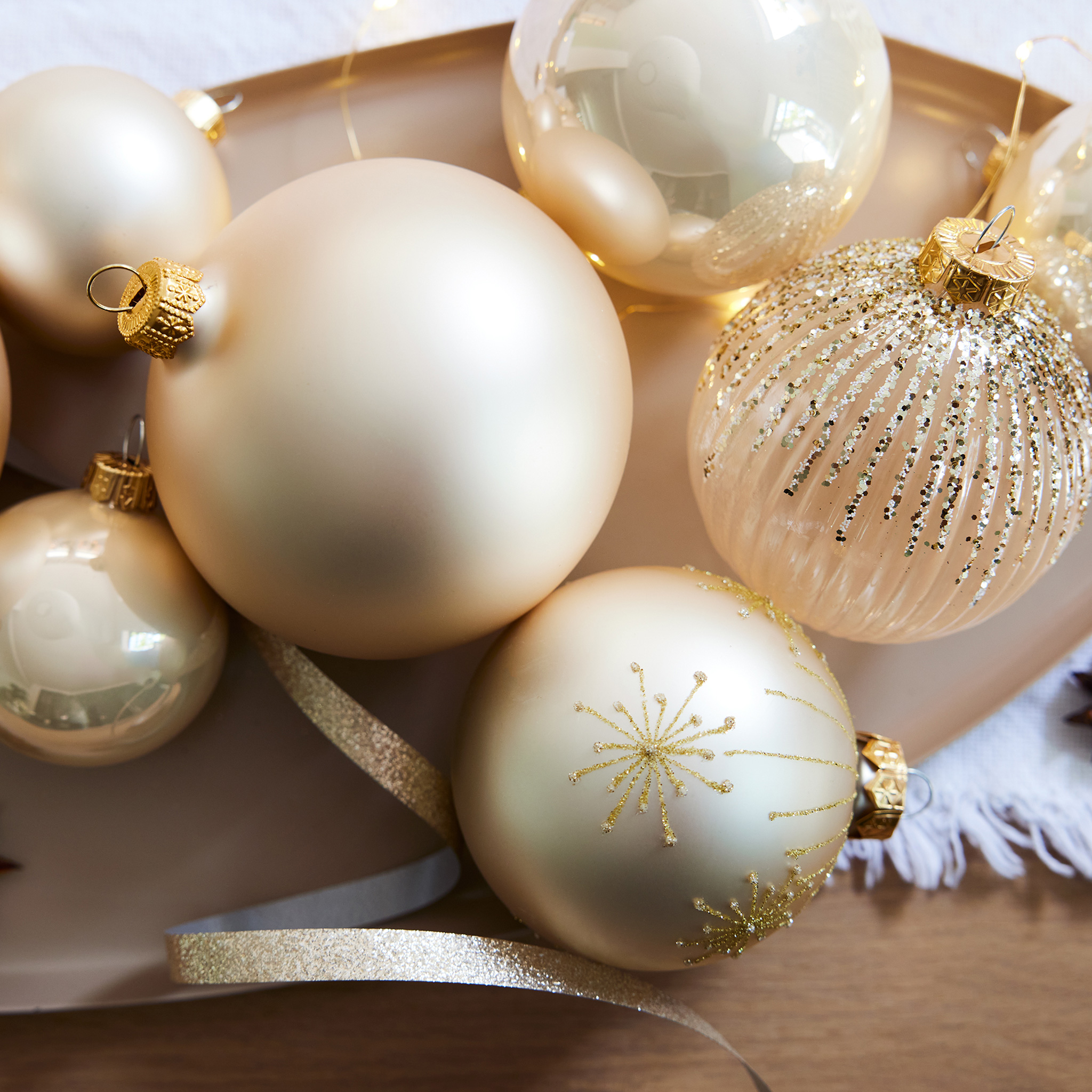 MIKONI 12er Set Weihnachtskugeln - Mundgeblasene Glas-Kugeln Mit Figuren