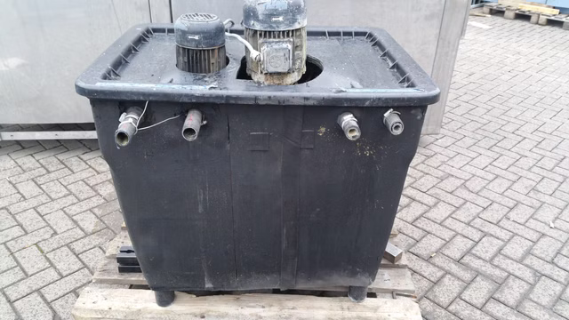 Pumpenbecken mit zwei Pumpen, Wasserpumpe, Teichpumpe, Gartenpumpe, Pumpentank