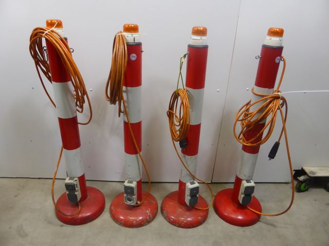 4 x Absperrpfosten rund mit Warnlicht u. Steckdose Kettenpfosten Poller
