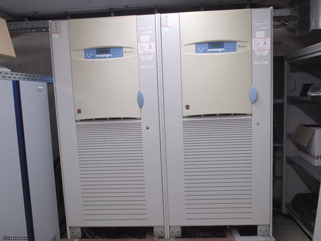 USV UPS Anlage Liebert HIROSS ohne Batterien optinal Zubehör Bettarieschränke