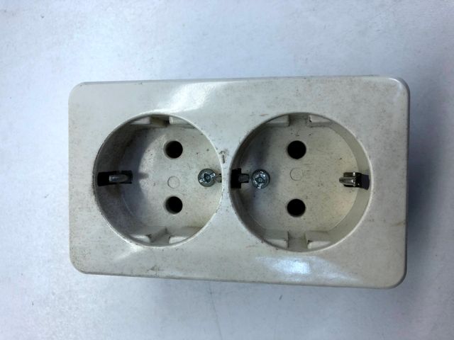 Gira 078911 Schuko-Steckdose Aufputz 3fach Reinweiß 