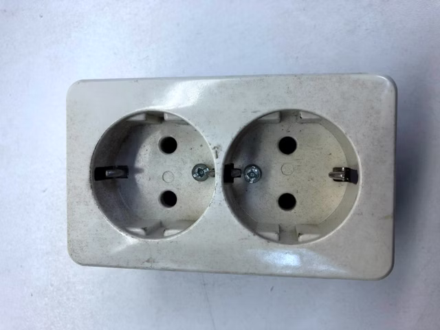 Gira 078911 Schuko-Steckdose Aufputz 3fach Reinweiß 