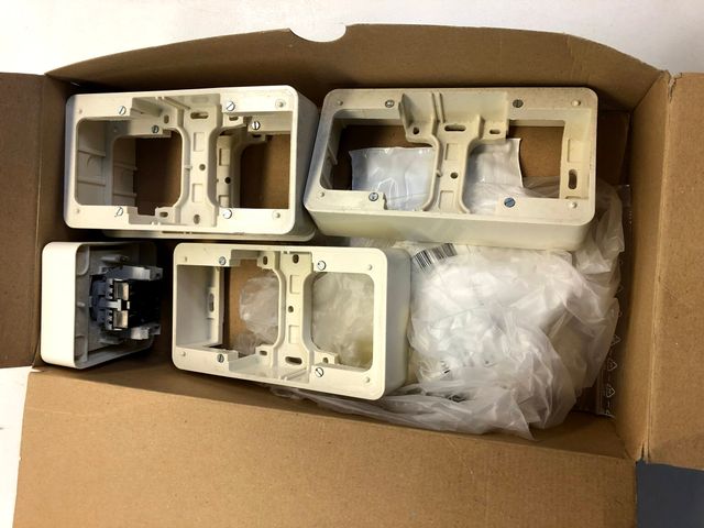 Gira 017510 Wippschalter Kombination Aufputz Schuko Serie Cremeweiß