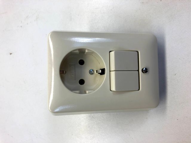 Gira 017501 Schuko-Kombinationsschalter cremeweiß