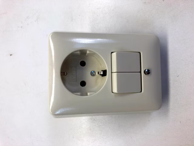 Gira 017501 Schuko-Kombinationsschalter cremeweiß