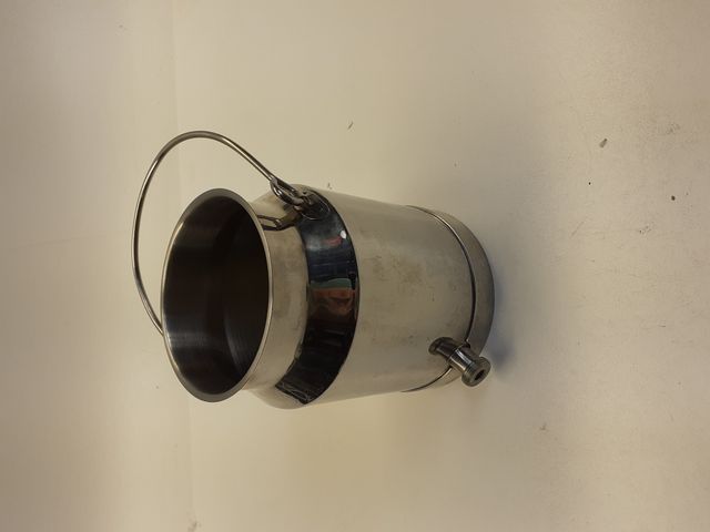 Dispenser 21cm hoch, oben 13cm breit, unten 16cm breit, gut 4 Liter Volumen